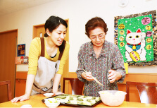 職員と昼食の準備