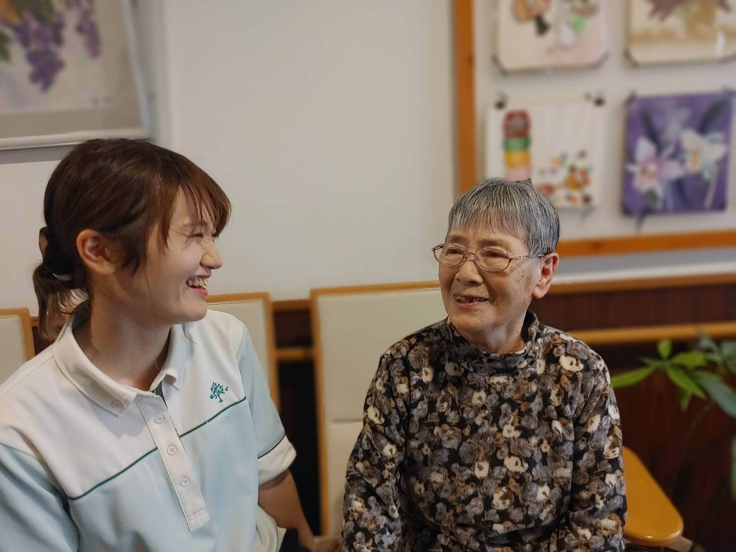 館内に沢山イスがあり、ご入居者様との会話が楽しみです。また、ご入居者様同士で、会話がはずんでいらっしゃいます。